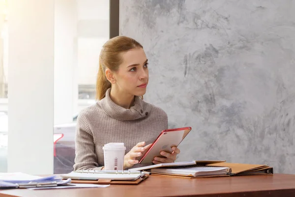 Two women are studying and teaching — Stock Photo, Image