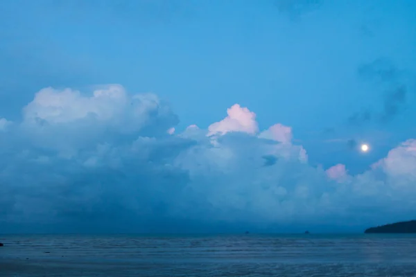 Playa arena mar e isla, cielo — Foto de Stock