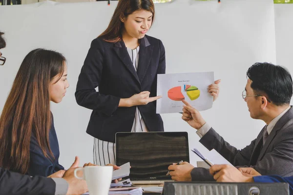 Para pebisnis sedang mendiskusikan pekerjaan . — Stok Foto