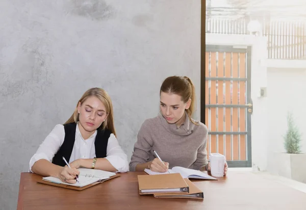 Two women are studying and teaching — Stock Photo, Image