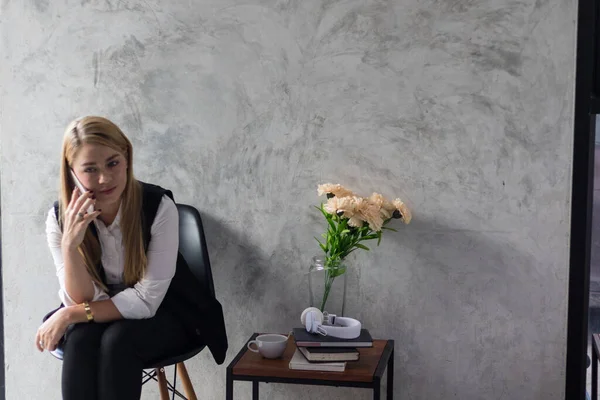 Young women Listen to music and read in the living room.