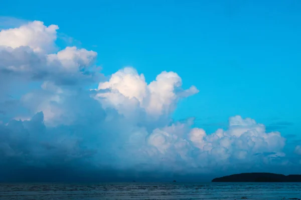 Sandstrand - hav og øy, himmel – stockfoto