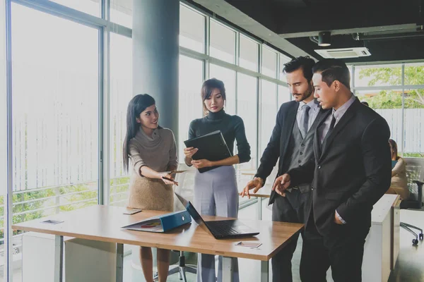 Eksekutif dan sekretaris sedang mendiskusikan tentang informat pekerjaan — Stok Foto