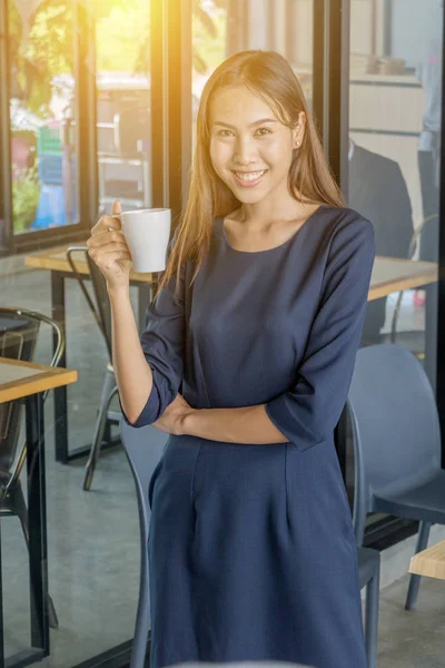 Asiática mujer de negocios de pie para beber café . — Foto de Stock