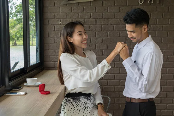Asiático joven celebrar un anillo de boda caja para casarse en café — Foto de Stock