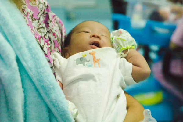 Hastanede annelerin kucağında doğan bebekler. — Stok fotoğraf