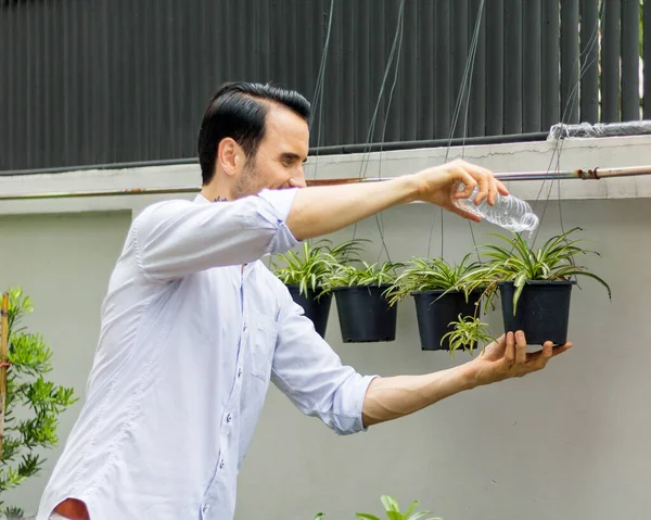 Anak muda yang bekerja di kebun — Stok Foto