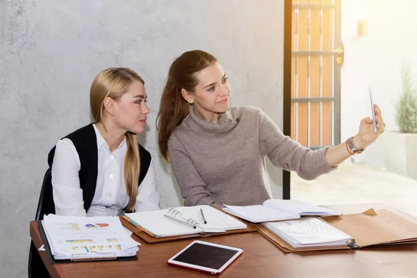 Two women are studying and teaching — Stock Photo, Image