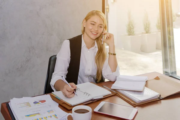 Two women are studying and teaching — Stock Photo, Image