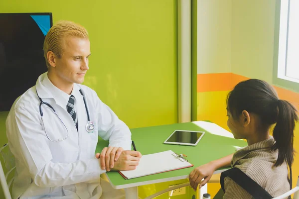 Médico examinando al niño paciente —  Fotos de Stock