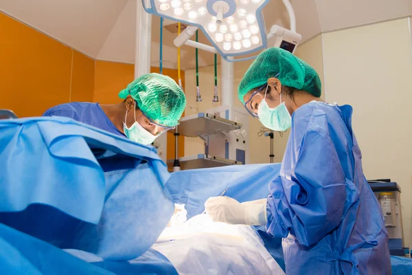 A equipe cirúrgica está realizando cirurgia para os pacientes no — Fotografia de Stock