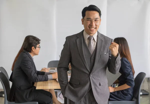 La gente de negocios está discutiendo trabajo . — Foto de Stock