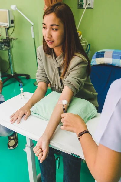 La enfermera toma la sangre del paciente con una jeringa . —  Fotos de Stock