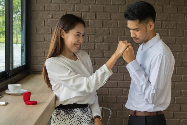 Asiático jovem segurar uma caixa de anel de casamento para se casar no café — Fotografia de Stock