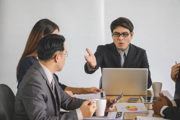 Para pebisnis sedang mendiskusikan pekerjaan . — Stok Foto