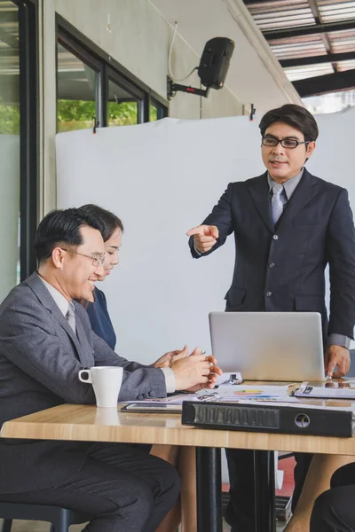 Para pebisnis sedang mendiskusikan pekerjaan . — Stok Foto