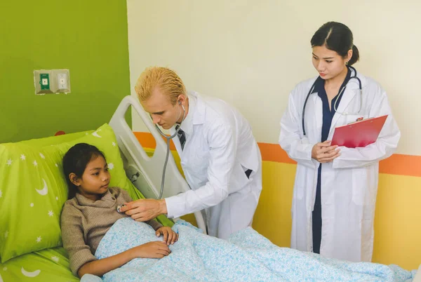 El médico está escuchando al corazón usando un sethoscope y exámenes —  Fotos de Stock