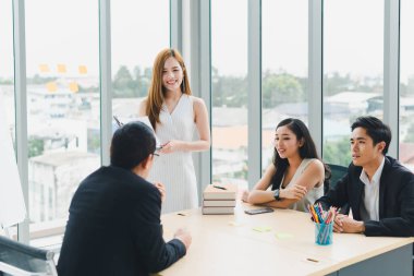 Toplantıda işi sunacak sekreter. İstatistikler şirket veya organizasyonun işiyle ilgilidir. Yöneticiler ve örgüt üyeleri,.