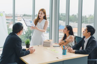 Toplantıda işi sunacak sekreter. İstatistikler şirket veya organizasyonun işiyle ilgilidir. Yöneticiler ve örgüt üyeleri,.