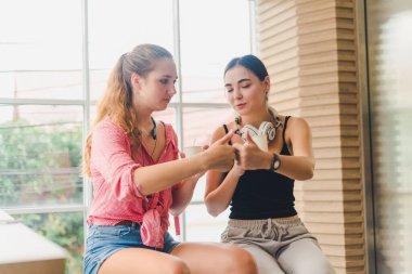 Kahve içip sohbet eden iki güzel genç kadın. rahatlama konsepti.