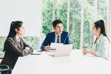 Şirkette, notlar ve kağıt ücretlendirme istatistiklerinin iş sonuçlarını toplantıları ve tartışan yöneticiler bulunmaktadır..