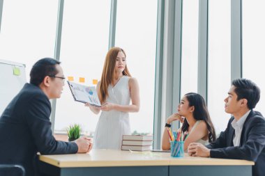 Toplantıda işi sunacak sekreter. İstatistikler şirket veya organizasyonun işiyle ilgilidir. Yöneticiler ve örgüt üyeleri,.