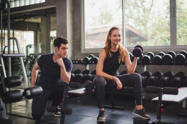 Spor eğitmeni genç bayan sporcuların eğitimini kontrol ediyor. Spor salonu konseptinde atlet fitness egzersizleri.