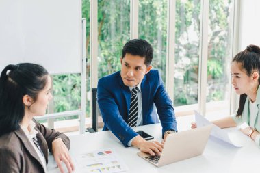 Şirkette, notlar ve kağıt ücretlendirme istatistiklerinin iş sonuçlarını toplantıları ve tartışan yöneticiler bulunmaktadır..