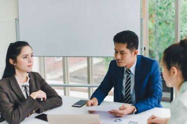 Şirkette, notlar ve kağıt ücretlendirme istatistiklerinin iş sonuçlarını toplantıları ve tartışan yöneticiler bulunmaktadır..