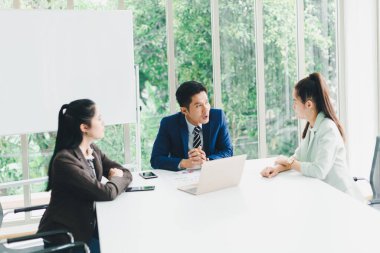 Şirkette, notlar ve kağıt ücretlendirme istatistiklerinin iş sonuçlarını toplantıları ve tartışan yöneticiler bulunmaktadır..