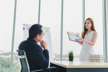 Toplantıda işi sunacak sekreter. İstatistikler şirket veya organizasyonun işiyle ilgilidir. Yöneticiler ve örgüt üyeleri,.