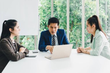 Şirkette, notlar ve kağıt ücretlendirme istatistiklerinin iş sonuçlarını toplantıları ve tartışan yöneticiler bulunmaktadır..