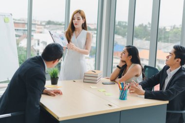 Toplantıda işi sunacak sekreter. İstatistikler şirket veya organizasyonun işiyle ilgilidir. Yöneticiler ve örgüt üyeleri,.