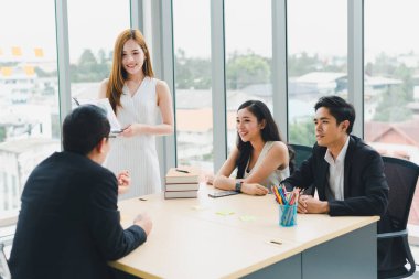 Toplantıda işi sunacak sekreter. İstatistikler şirket veya organizasyonun işiyle ilgilidir. Yöneticiler ve örgüt üyeleri,.
