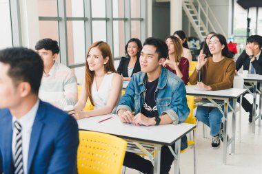 Asyalı erkek konuşmacı seminerlerde ve atölyelerde toplantıda insanlarla konuşuyor..