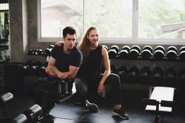 Spor eğitmeni genç bayan sporcuların eğitimini kontrol ediyor. Spor salonu konseptinde atlet fitness egzersizleri.