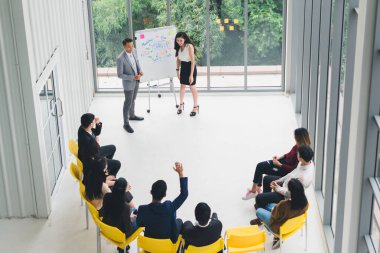 Seminere ve eğitime katılanlar. Hoparlöre sorularınızı sorun. Üst görünüm.