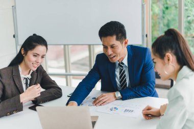 Şirkette, notlar ve kağıt ücretlendirme istatistiklerinin iş sonuçlarını toplantıları ve tartışan yöneticiler bulunmaktadır..