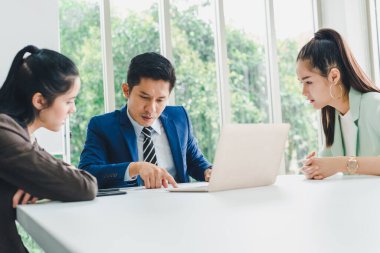 Şirkette, notlar ve kağıt ücretlendirme istatistiklerinin iş sonuçlarını toplantıları ve tartışan yöneticiler bulunmaktadır..