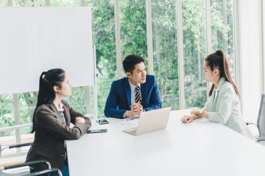Şirkette, notlar ve kağıt ücretlendirme istatistiklerinin iş sonuçlarını toplantıları ve tartışan yöneticiler bulunmaktadır..
