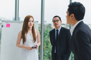Toplantıda işi sunacak sekreter. İstatistikler şirket veya organizasyonun işiyle ilgilidir. Yöneticiler ve örgüt üyeleri,.
