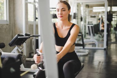 Spor salonunda kol ve omuz kaslarıyla oynamak için halat çaprazlama egzersiz yapan güzel bir sporcu. Spor konsepti alıştırması.