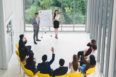 Seminere ve eğitime katılanlar. Hoparlöre sorularınızı sorun. Üst görünüm.