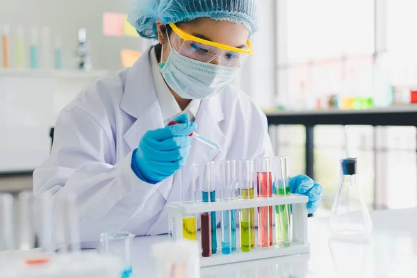 亚洲科学家正在实验室里测试和分析许多化学品 科学和化学概念 — 图库照片