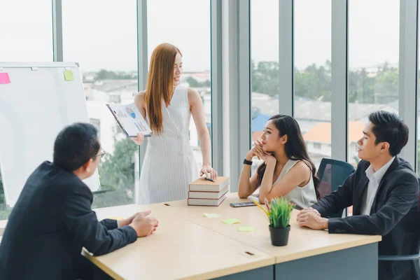 Segretario Presentare Lavori Alla Riunione Statistiche Sono Carico Del Business — Foto Stock