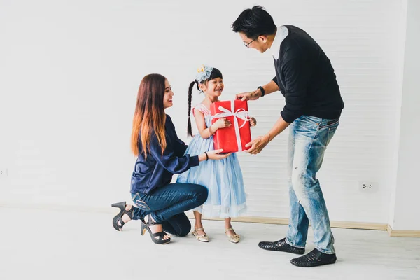 Ayah Dan Ibu Asia Memberikan Hadiah Kotak Merah Untuk Putri — Stok Foto