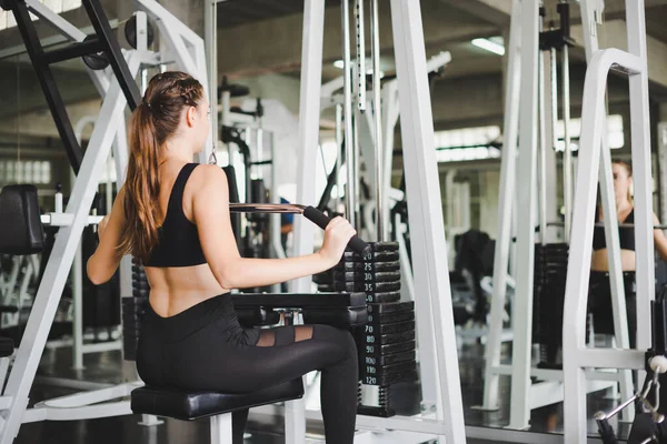 Schöne Athletin Die Mit Einem Latzuggerät Trainiert Die Arm Und — Stockfoto