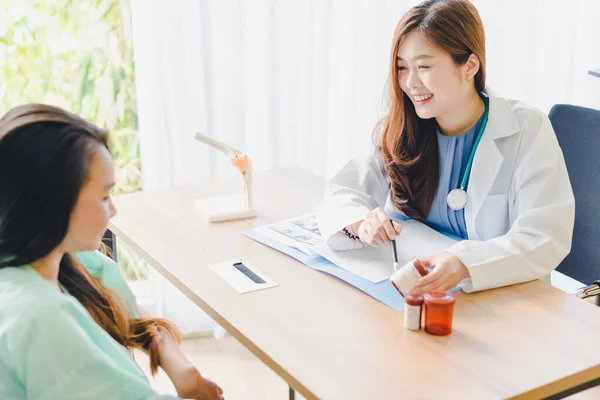 Asyalı kadın doktor, hastanın zihnindeki ilacı tanımlıyor..