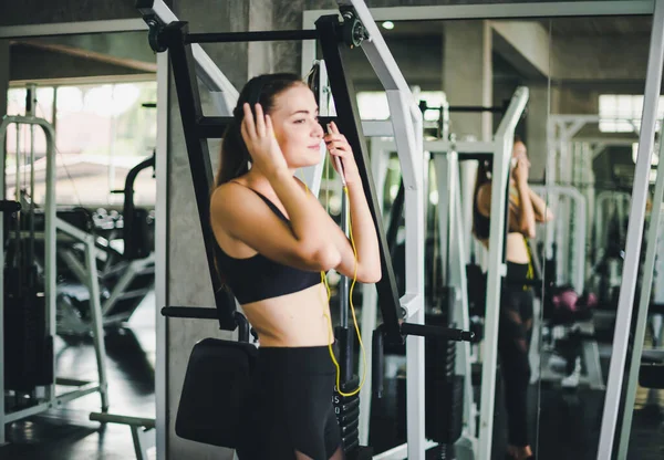 Schöne Frauen Kommen Ins Fitnessstudio Und Entspannen Sich Indem Sie — Stockfoto