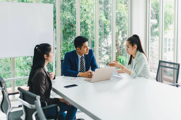 Managers Secretaries Meeting Discussing Business Results Notebooks Paper Charging Statistics — Stock Photo, Image